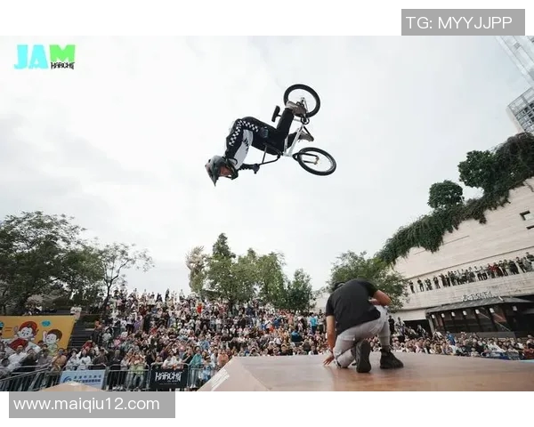 实时新闻南京滑板队在极限运动会中以83分稳居积分榜首位